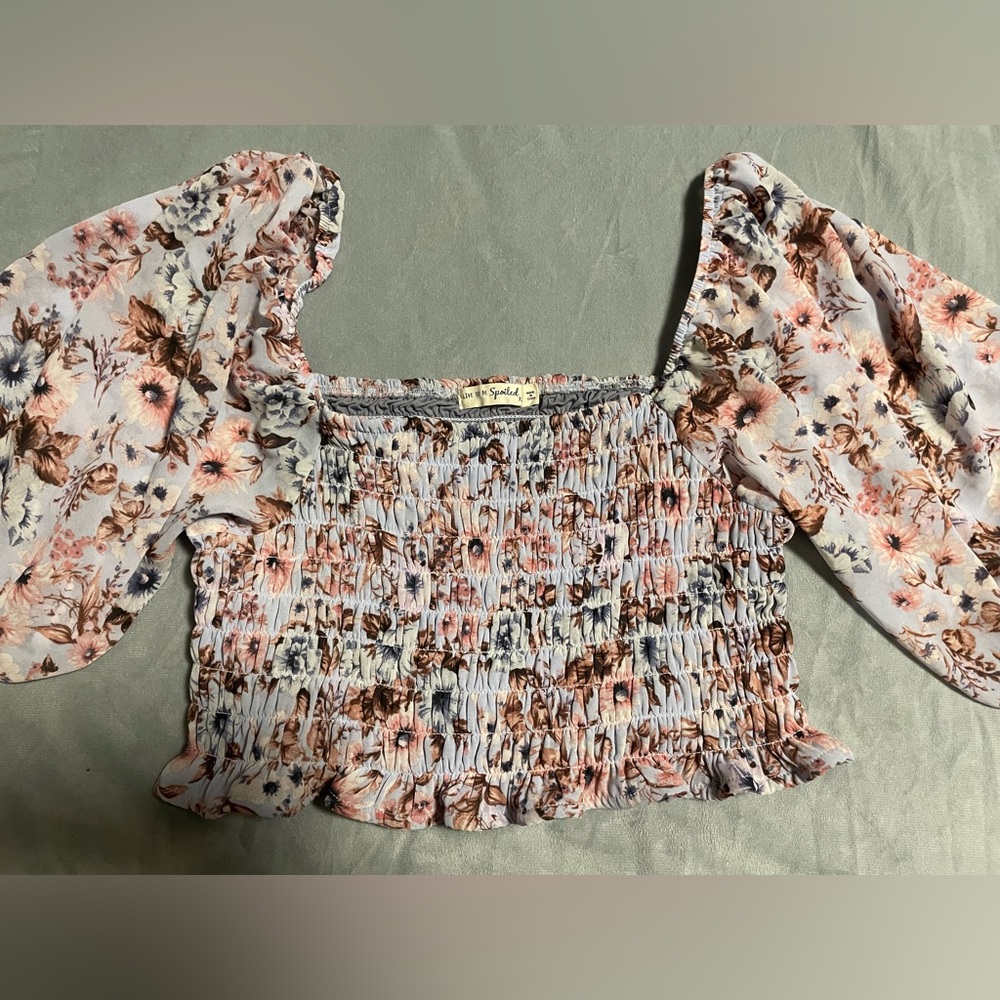 Women’s XL floral cropped blouse.